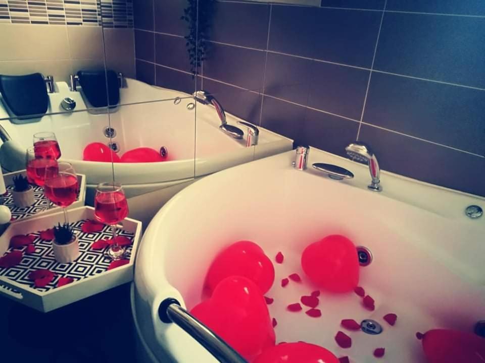 Iasi Jacuzzi Apartment A Bagian luar foto