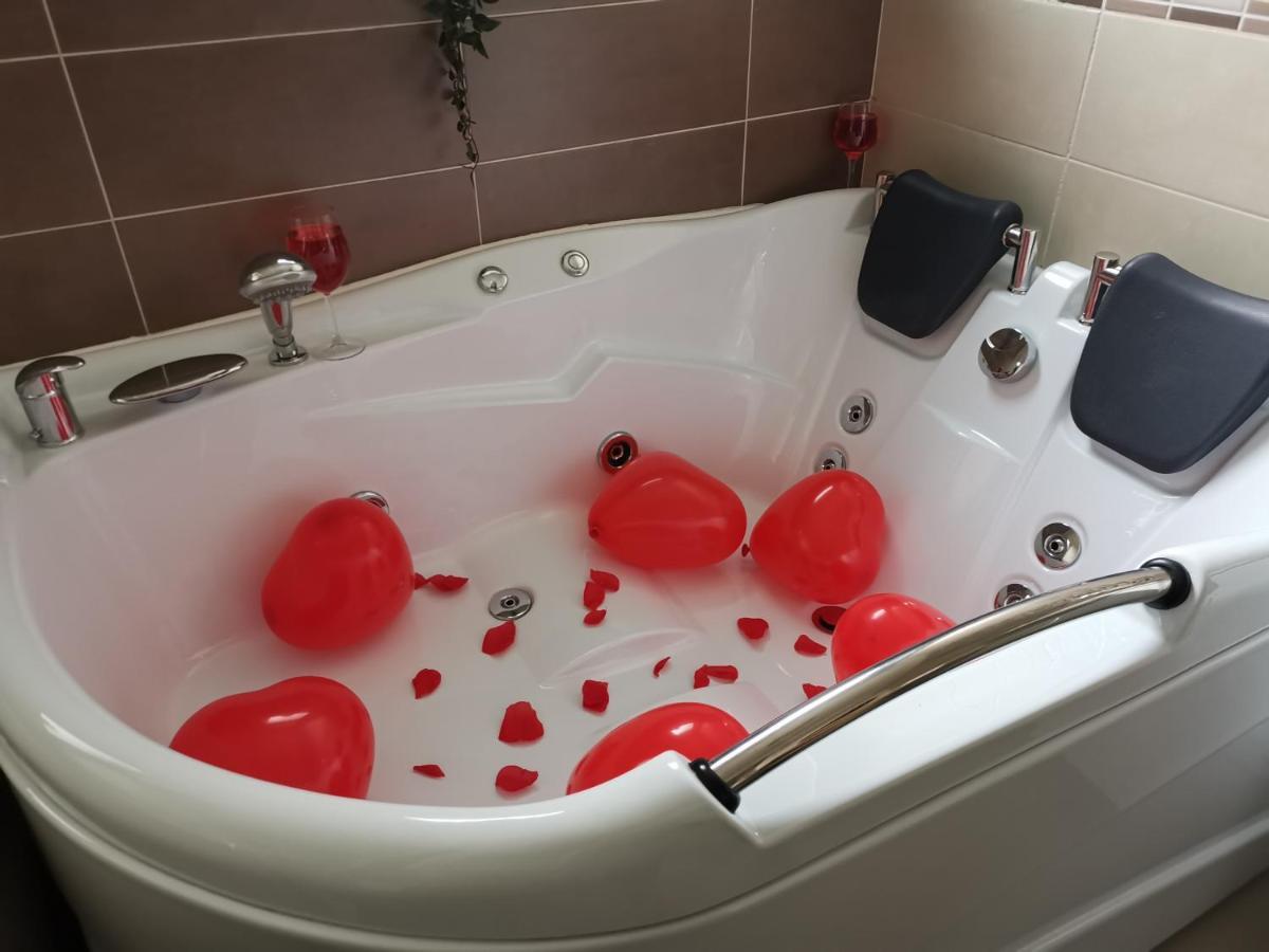 Iasi Jacuzzi Apartment A Bagian luar foto